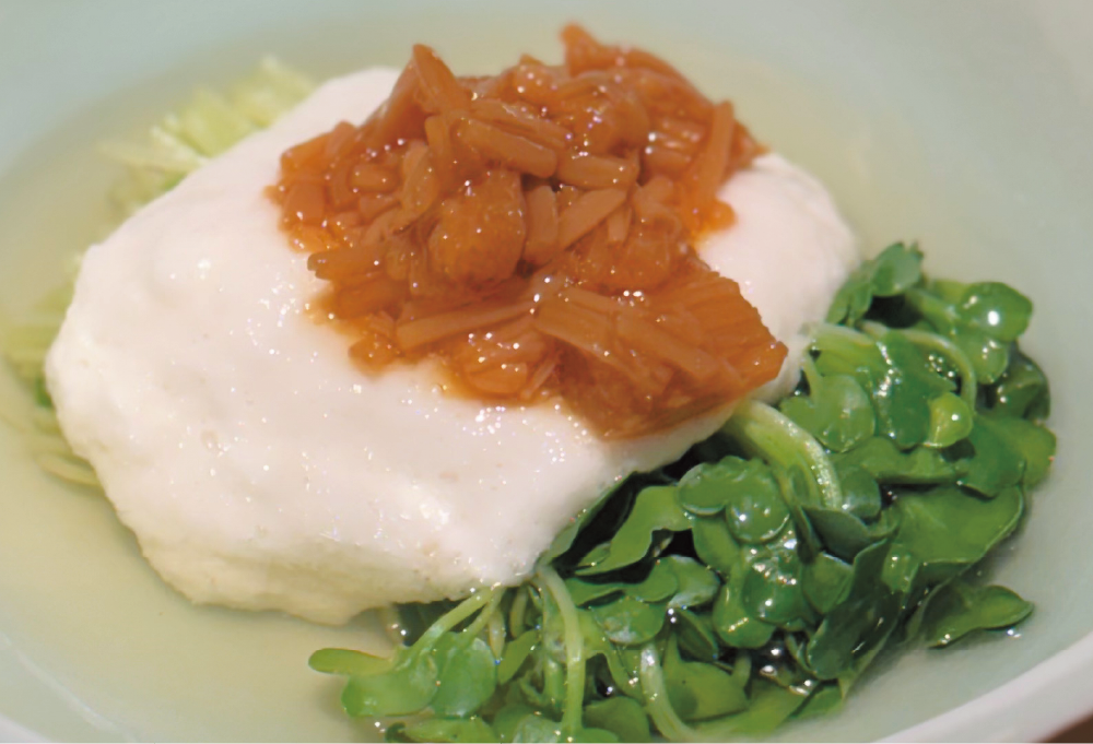 とろろとなめ茸、かいわれ大根のおでん